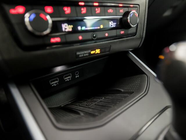 Seat Arona 1.0 TSI Xcellence Business Sport Automaat (GROOT NAVI, APPLE CARPLAY, PARKEERSENSOREN, CRUISE, CLIMATE, GETINT GLAS, SPORTSTOELEN, NIEUWE APK, NIEUWSTAAT)