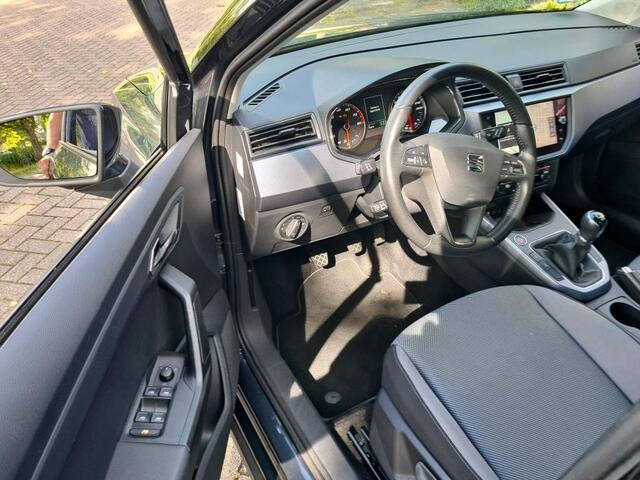 Seat Arona 1.0 TSI 95pk Style Business Intense / Trekhaak / Climate control / App-connect / Navigatie / Parkeersensoren voor + achter / Achteruitrijcamera / 16''LMV
