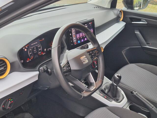 Seat Arona 1.0 EcoTSI Style Business Connect Airco/Navigatie/Cruisecontrol/Parkeersensoren/Draadloos laden van telefoon