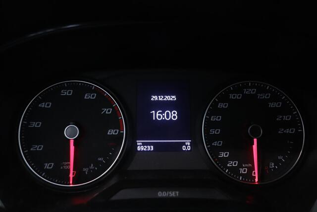 Seat Arona 1.0 TSI Style Business Intense | Camera | Trekhaak | Stoelverwarming | Navigatie | Climate control | Dodehoek detectie |