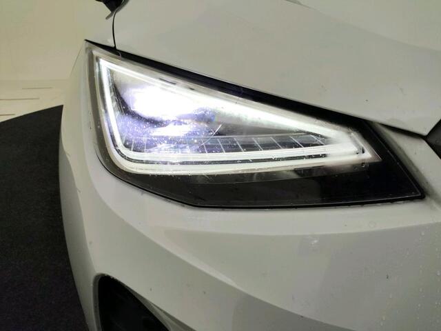 Seat Arona 1.5 TSI EVO 150pk DSG FR Business Intense / LED / App-Connect / Climate Control / Camera / Donker glas / 17" LMV