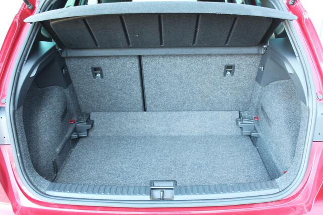 Seat Arona 1.0-115pk TSI Xcellence Business Intense AUTOMAAT ! Gun uzelf het plezier en comfort van een automaat ! Autm. airco dual, cruise cntrl, LM wielen, keyless entry-keyless go, camera, parkeersensoren v en a, dodehoek ass., LED verl., navigatie, telefoonvoorb