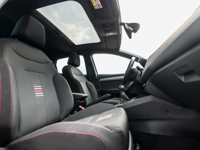 Seat IBIZA 1.0 TSI FR Business Intense (SCHUIFDAK, VIRTUAL COCKPIT, APPLE CARPLAY, GROOT NAVI, CAMERA, SPORTSTOELEN, ADAPTIVE CRUISE, GETINT GLAS, KEYLESS, NIEUWE APK, NIEUWSTAAT)
