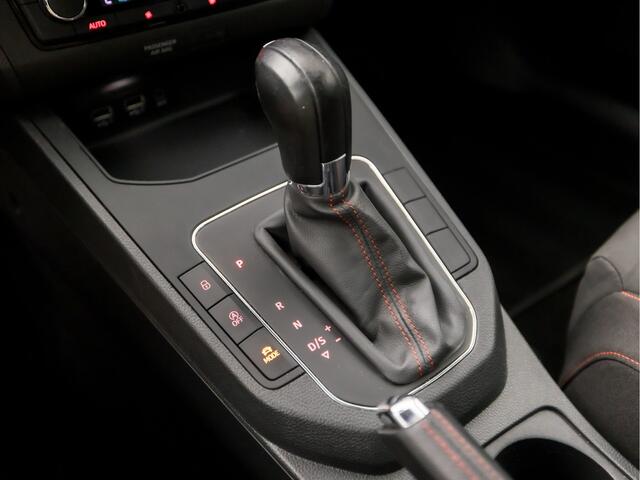 Seat IBIZA 1.0 TSI FR Intense Sport Automaat (APPLE CARPLAY, GROOT NAVI, CAMERA, LED KOPLAMPEN, GETINT GLAS, SPORTSTOELEN, CLIMATE, PARKEERSENSOREN, NIEUWE APK, NIEUWSTAAT)