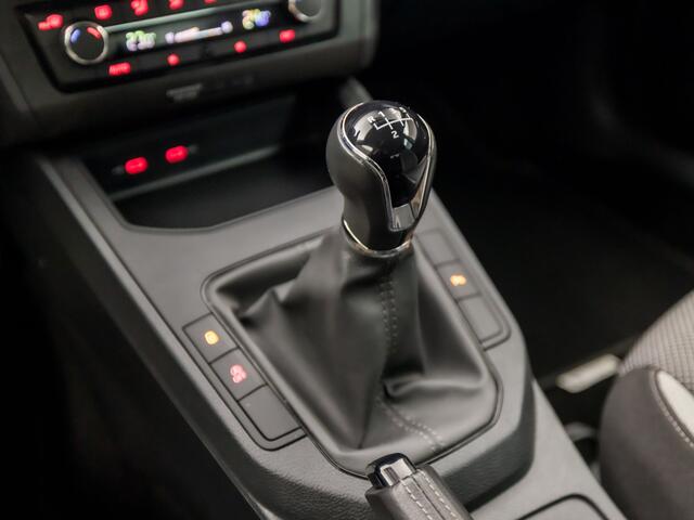 Seat IBIZA 1.0 TSI Intense Sport (APPLE CARPLAY, GROOT NAVI, CAMERA, CLIMATE, CRUISE, SPORTSTOELEN, GETINT GLAS, PARKEERSENSOREN, LM VELGEN, NIEUWSTAAT)