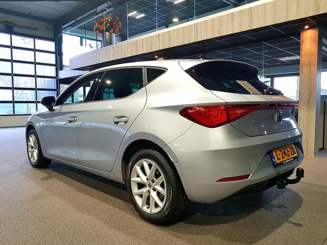 Seat LEON 1.0 TSI Style Business Intense Digitaal dash | Trekhaak | Navi | Sensoren