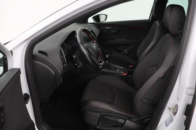 Seat LEON 1.5 TSI FR Intens | Trekhaak | Adaptive cruise | Carplay | Camera | Sfeerverlichting | Full LED | Keyless | Navigatie | Sportstoelen