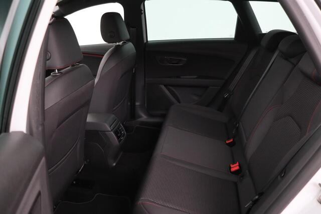 Seat LEON 1.5 TSI FR Intens | Trekhaak | Adaptive cruise | Carplay | Camera | Sfeerverlichting | Full LED | Keyless | Navigatie | Sportstoelen