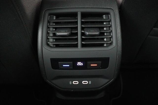 Seat LEON 1.5 eTSI Style Launch Edition | Trekhaak | Carplay | Adaptive cruise | Carplay | Navigatie | Park Assist | Climate control