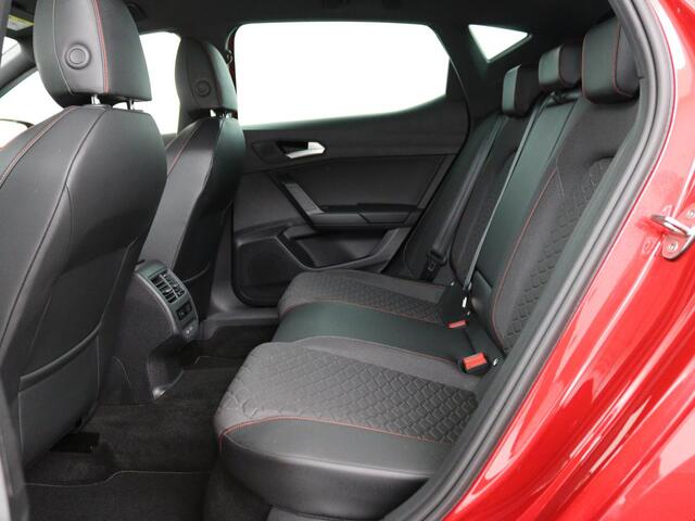 Seat LEON 1.5 eTSI FR | Sfeerverlichting | Appel CarPlay | Navigatie | Camera | Cruise Control | LED | LMV 18