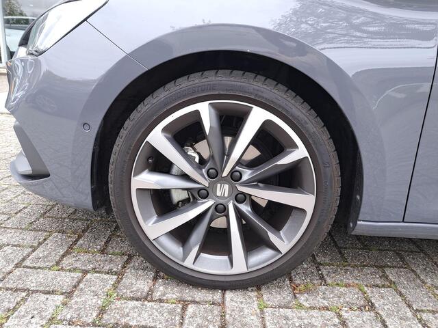 Seat LEON Sportstourer 1.5 eTSI FR Business Intense | 18 inch velgen performance Supreme | Safe en Drive | Graphene grey