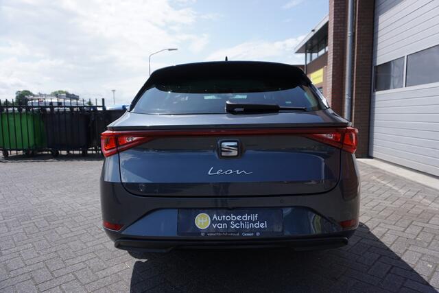 Seat LEON Sportstourer 1.5 TSI Style VIRTUAL COCKPIT - STOELVERWARMING - CLIMA - APPLE - ANDROID - CAMERA - PARKEERSENSOREN V+A - BLUETOOTH - RIJSTROOKSENSOR - DAB+ - STUURVERWARMING - PARKEERASSIST - LM VELGEN