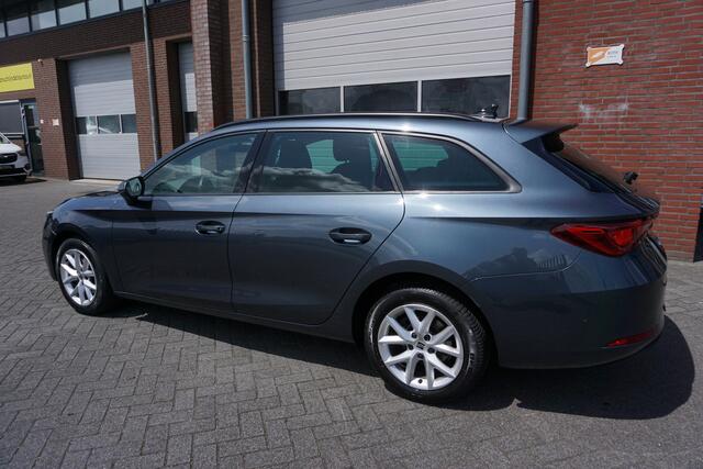 Seat LEON Sportstourer 1.5 TSI Style VIRTUAL COCKPIT - STOELVERWARMING - CLIMA - APPLE - ANDROID - CAMERA - PARKEERSENSOREN V+A - BLUETOOTH - RIJSTROOKSENSOR - DAB+ - STUURVERWARMING - PARKEERASSIST - LM VELGEN