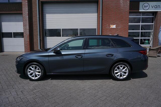 Seat LEON Sportstourer 1.5 TSI Style VIRTUAL COCKPIT - STOELVERWARMING - CLIMA - APPLE - ANDROID - CAMERA - PARKEERSENSOREN V+A - BLUETOOTH - RIJSTROOKSENSOR - DAB+ - STUURVERWARMING - PARKEERASSIST - LM VELGEN