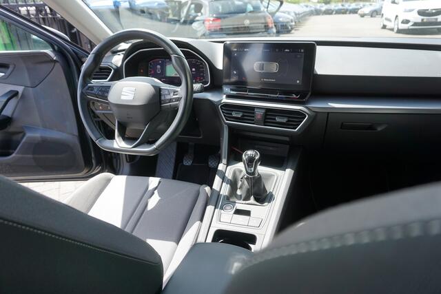 Seat LEON Sportstourer 1.5 TSI Style VIRTUAL COCKPIT - STOELVERWARMING - CLIMA - APPLE - ANDROID - CAMERA - PARKEERSENSOREN V+A - BLUETOOTH - RIJSTROOKSENSOR - DAB+ - STUURVERWARMING - PARKEERASSIST - LM VELGEN