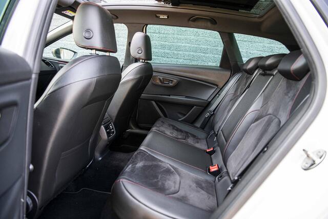 Seat LEON ST 1.5 TSi 150 pk FR Ultimate Edition Black | Panoramadak | Beats | Winter