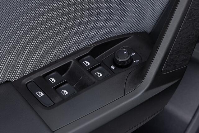 Seat LEON 1.0 eTSI Style Business Intense Automaat | NAVI | CAMERA