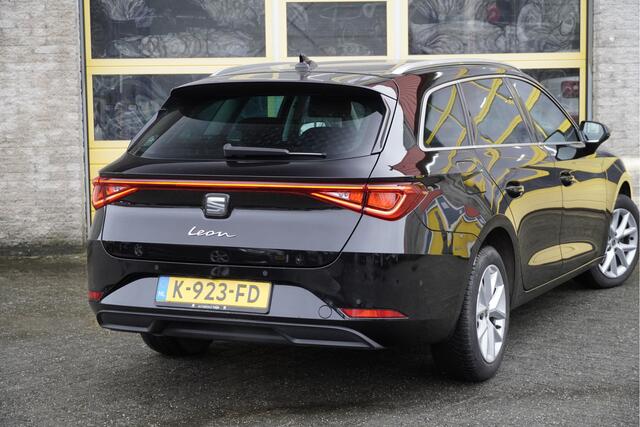 Seat LEON Sportstourer 1.5 eTSI 150PK! Automaat Style Launch Edition BJ2020 Lmv 16" | Led | Pdc | Navi | Achteruitrijcamera | App-Connect | Virtual cockpit | Climate control | Cruise control | Extra getint glas