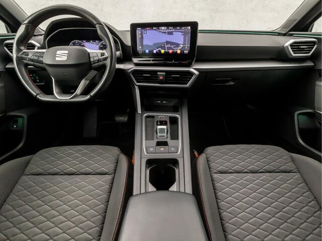 Seat LEON Sportstourer 1.4 TSI eHybrid PHEV FR 204Pk Automaat (APPLE CARPLAY, GROOT NAVI, CAMERA, SFEERVERLICHTING, LEDER, SPORTSTOELEN, TREKHAAK, KEYLESS, ADAPTIVE CRUISE, NIEUWSTAAT)