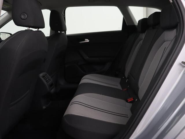 Seat LEON 1.0 eTSI Style | Trekhaak | Camera | Carplay | Full LED | Navigatie | Cruise control | Parkeerhulp | Climate control | Bluetooth