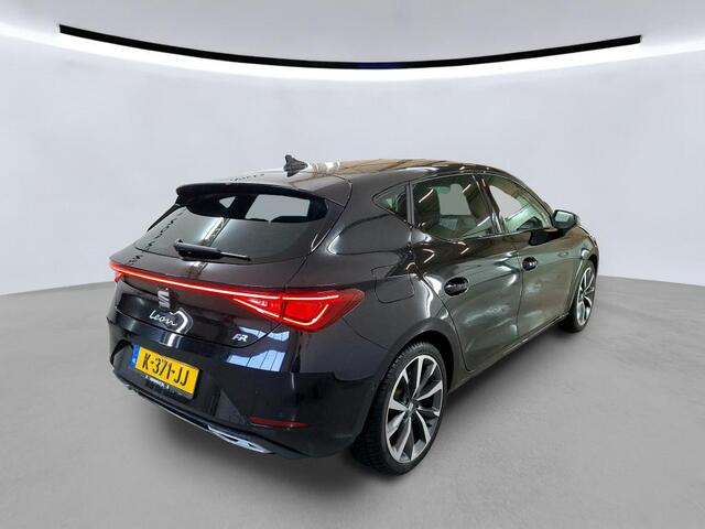 Seat LEON 1.5 eTSI FR Launch Edition / Camera / Navigatie / Zwenkbare trekaak / Parkeersensoren V+A / Lichtmetaal 18 inch /