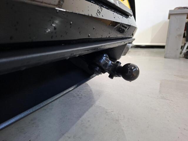 Seat LEON 1.5 eTSI FR Launch Edition / Camera / Navigatie / Zwenkbare trekaak / Parkeersensoren V+A / Lichtmetaal 18 inch /