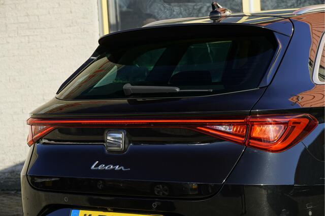 Seat LEON Sportstourer 1.5 TSI Style Launch Edition BJ2021 Lmv 17" | Led V+A | Pdc | Elek. trekhaak | Achteruitrijcamera | App-Connect | Navi | Virtual cockpit | Climate control | Cruise control | Extra getint glas