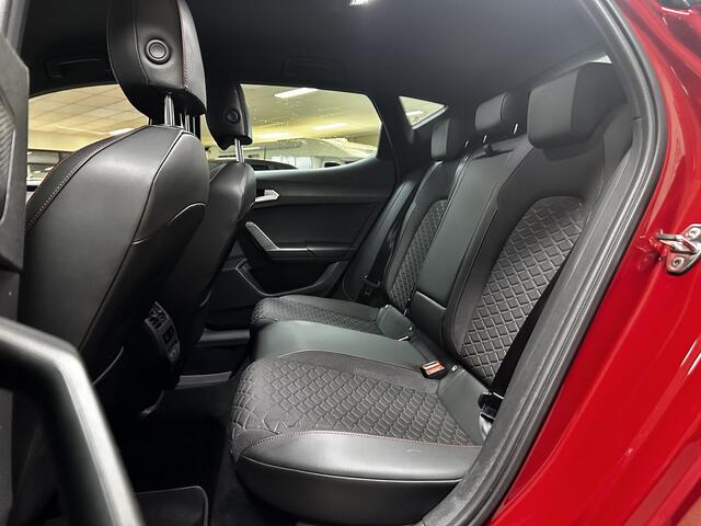 Seat LEON 1.0 TSI FR/ Virtual Cockpit/ 17'' LMV/ LED koplampen/ Sportstoelen/ Apple + Android/ Zwarte-Hemel/ Cruise/ Extra getint glas/ Keyless-Go/ PDC/ DAB+/ Lane-Assist.