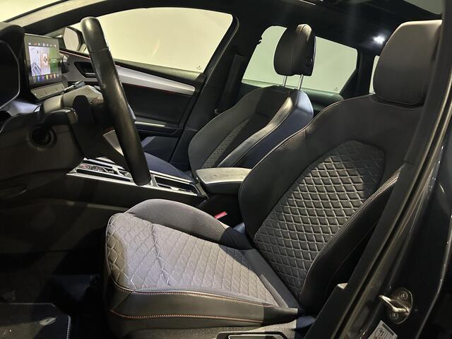 Seat LEON Sportstourer 1.5 eTSI FR Launch Edition | Panoramadak | Trekhaak | Navigatie | All-season banden |