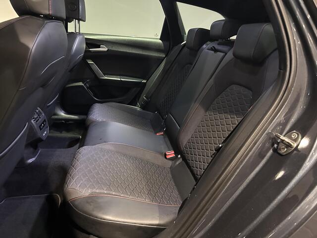 Seat LEON Sportstourer 1.5 eTSI FR Launch Edition | Panoramadak | Trekhaak | Navigatie | All-season banden |