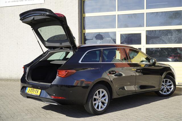 Seat LEON Sportstourer 1.5 TSI Style Launch Edition BJ2020 Lmv 16" | Led V+A | Pdc | Elek. trekhaak | Achteruitrijcamera | App-Connect | Navi | Virtual cockpit | Climate control | Cruise control | Extra getint glas