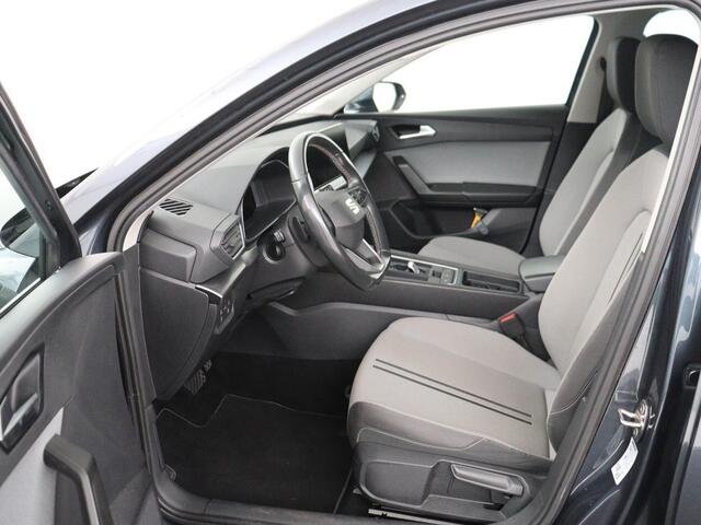 Seat LEON 1.5 eTSI Style Launch Edition | Trekhaak | Adaptive cruise | Camera | Carplay | Navigatie | DAB | Parkeerhulp | Digital Cockpit | Climate control | Bluetooth