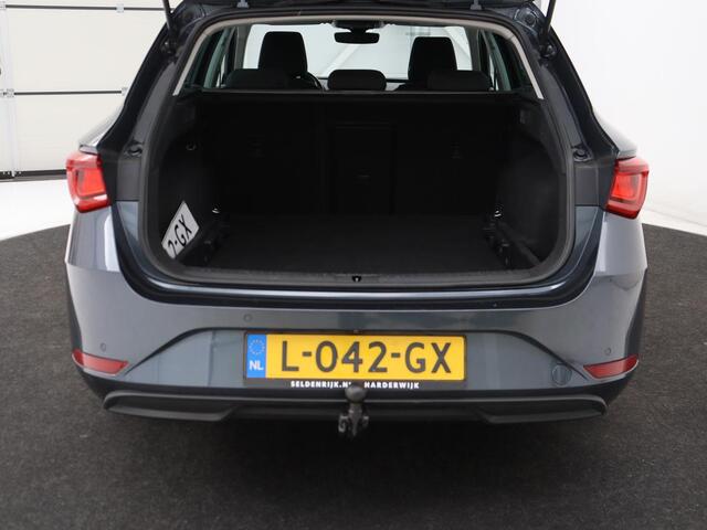 Seat LEON 1.5 eTSI Style Launch Edition | Trekhaak | Adaptive cruise | Camera | Carplay | Navigatie | DAB | Parkeerhulp | Digital Cockpit | Climate control | Bluetooth