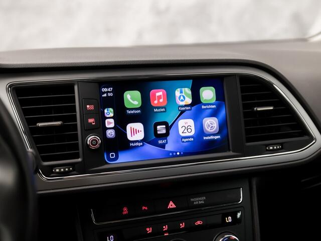 Seat LEON 1.0 EcoTSI Intense Sport (APPLE CARPLAY, NAVIGATIE, CLIMATE, GETINT GLAS, PARKEERSENSOREN, SPORTSTOELEN, KEYLESS, LM VELGEN, NIEUWSTAAT)