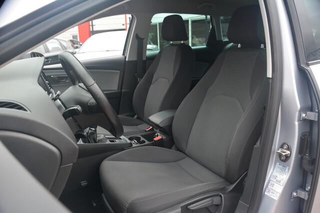Seat LEON ST 1.0 EcoTSI Style Business Intense | Navigatie | Cruise | Carplay | PDC | Trekhaak | NL auto!! |
