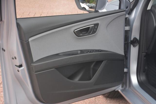 Seat LEON ST 1.0 EcoTSI Style Business Intense | Navigatie | Cruise | Carplay | PDC | Trekhaak | NL auto!! |