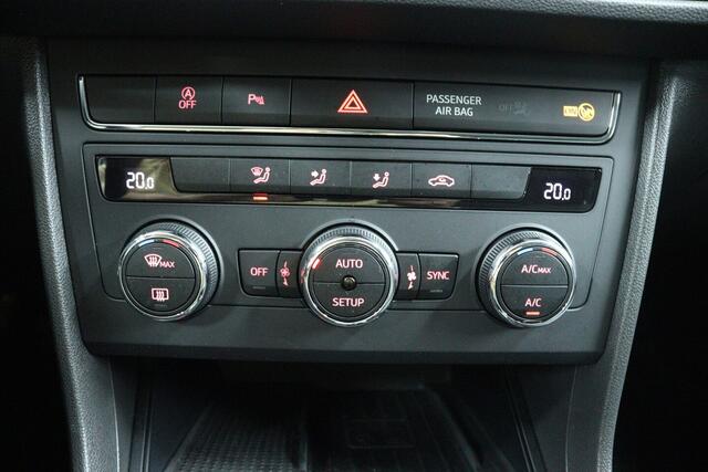 Seat LEON 1.0 EcoTSI Style Business Intense (TREKHAAK, CARPLAY, PARKEERSENSOREN, NAVI, CRUISE)