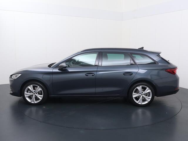 Seat LEON Sportstourer 1.4 TSI eHybrid PHEV FR Business Intense | 204 PK | SoH 100% | Adaptive Cruise Control | Achteruitrijcamera | Climate control | Dodehoek detectie | Keyless Entry | LED verlichting | Elektrische achterklep | Draadloze telefoonlader | Navigatiesysteem | Sfeerverlichting | Stuur- & Stoelverwarming | Apple Carplay / Android Auto |