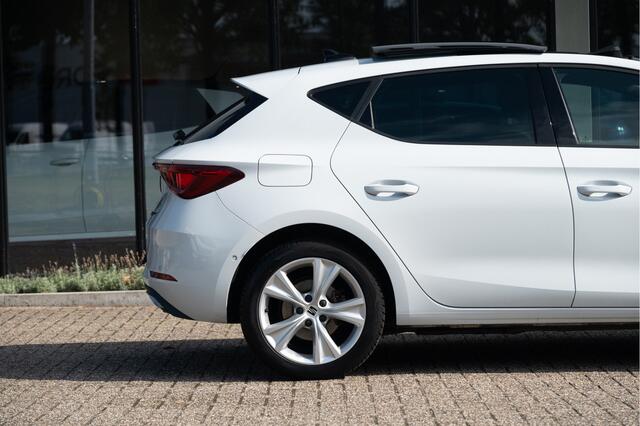 Seat LEON 1.4 TSI eHybrid FR | Pano | Afn. Trekhaak | Navi | Camera | Park Assist | Memory