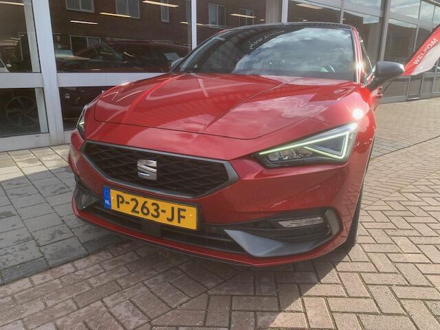 Seat LEON 1.5 eTSI FR Business Intense, panoramadak, wegklapbare trekhaak .