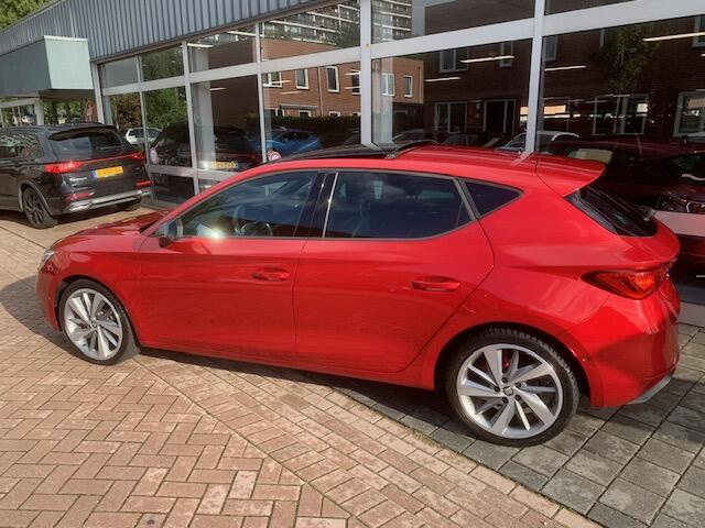 Seat LEON 1.5 eTSI FR Business Intense, panoramadak, wegklapbare trekhaak .