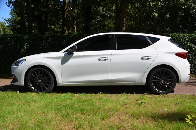 Seat LEON 1.0 TSI FR Business Intense Navi/Led/Pdc/Ecc/Stoelverwarming/Virtual Cockpit/Achteruitrijcamera/Cr-Control adaptief/Privacy-Glass/17-Inch Lmv/Panoramadak