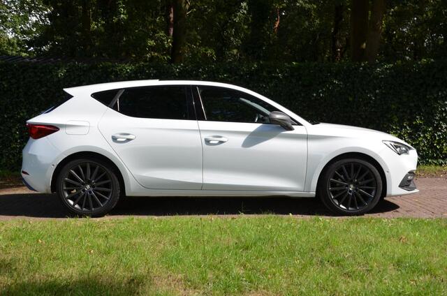 Seat LEON 1.0 TSI FR Business Intense Navi/Led/Pdc/Ecc/Stoelverwarming/Virtual Cockpit/Achteruitrijcamera/Cr-Control adaptief/Privacy-Glass/17-Inch Lmv/Panoramadak