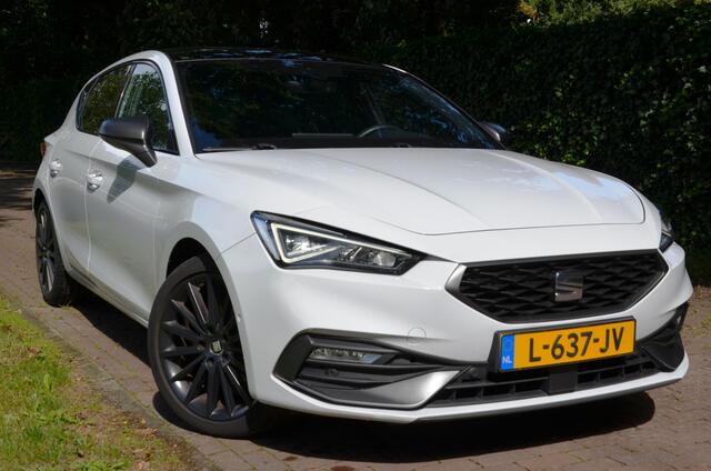 Seat LEON 1.0 TSI FR Business Intense Navi/Led/Pdc/Ecc/Stoelverwarming/Virtual Cockpit/Achteruitrijcamera/Cr-Control adaptief/Privacy-Glass/17-Inch Lmv/Panoramadak