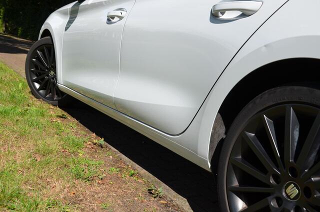 Seat LEON 1.0 TSI FR Business Intense Navi/Led/Pdc/Ecc/Stoelverwarming/Virtual Cockpit/Achteruitrijcamera/Cr-Control adaptief/Privacy-Glass/17-Inch Lmv/Panoramadak