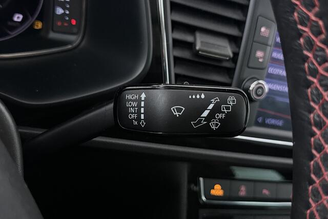 Seat LEON ST 1.5 TSI FR Ultimate Edition Black (PANORAMADAK, STOELVERWARMING, TREKHAAK AF, BEATS AUDIO, DIGITALE COCKPIT)
