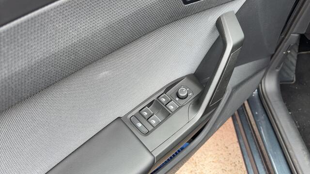 Seat LEON Sportstourer 1.0 TSI Style Business Intense TREKHAAK / CAMERA / CARPLAY / NAVI / CLIMA / PDC / BLUETOOTH / ACC / NL-AUTO