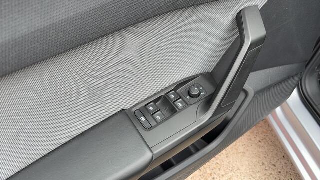Seat LEON Sportstourer 1.5 TSI Style Business Intense FULL LED / CAMERA / CARPLAY / NAVI / CLIMA / PDC / ACC / NL-AUTO