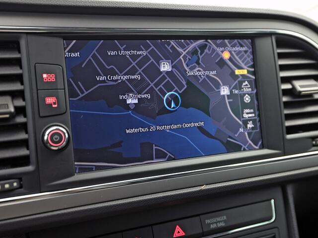Seat LEON 1.0 EcoTSI Intense Sport Automaat (APPLE CARPLAY, NAVIGATIE, CLIMATE, KEYLESS, SPORTSTOELEN, PARKEERSENSOREN, GETINT GLAS, CRUISE, NIEUWSTAAT)