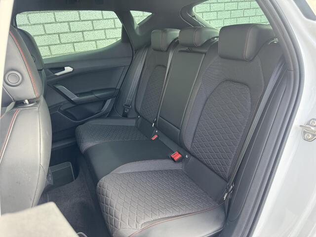 Seat LEON 1.5 eTSI FR Launch Edition | Schuif /- kanteldak | Stuur / Stoelverwarming | Achteruitrijcamera |